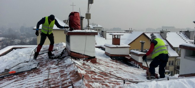 Usługi na wysokościach - odśnieżanie dachu