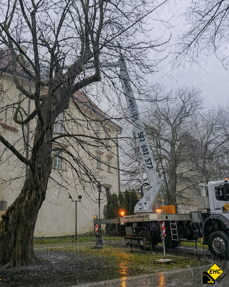 praca podnośnika w deszczu
