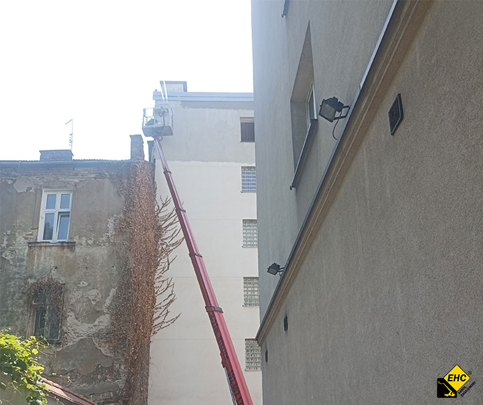 praca na podnośniku koszowym