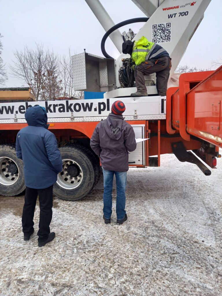 Podnośnik koszowy H-70 na przeglądzie UDT