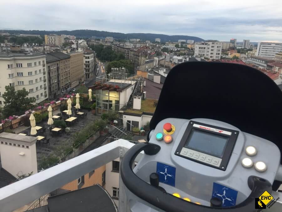 Jak bezpiecznie pracować z podnośnikiem koszowym