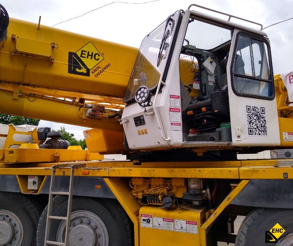 Kabina operatora zurawia samojezdnego