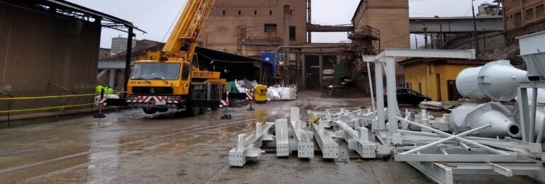stalowe konstrukcje z żurawiem samojezdnym