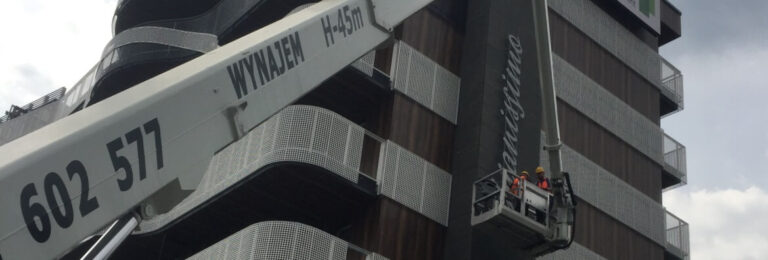 Wynajem podnośnika koszowego do montażu reklam
