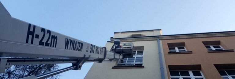 Mycie elewacji ze zwyżki koszowej