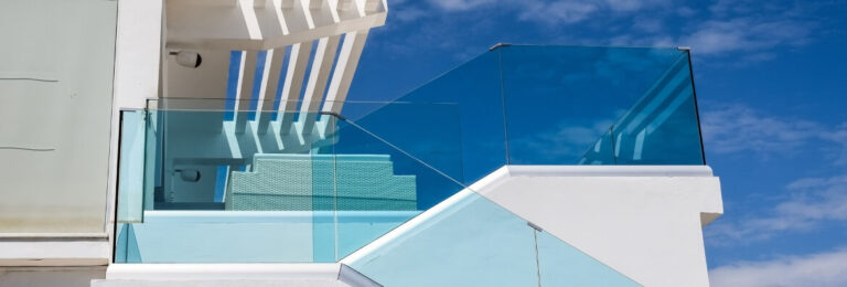 Czyszczenie szklanych balustrad z podnosnika
