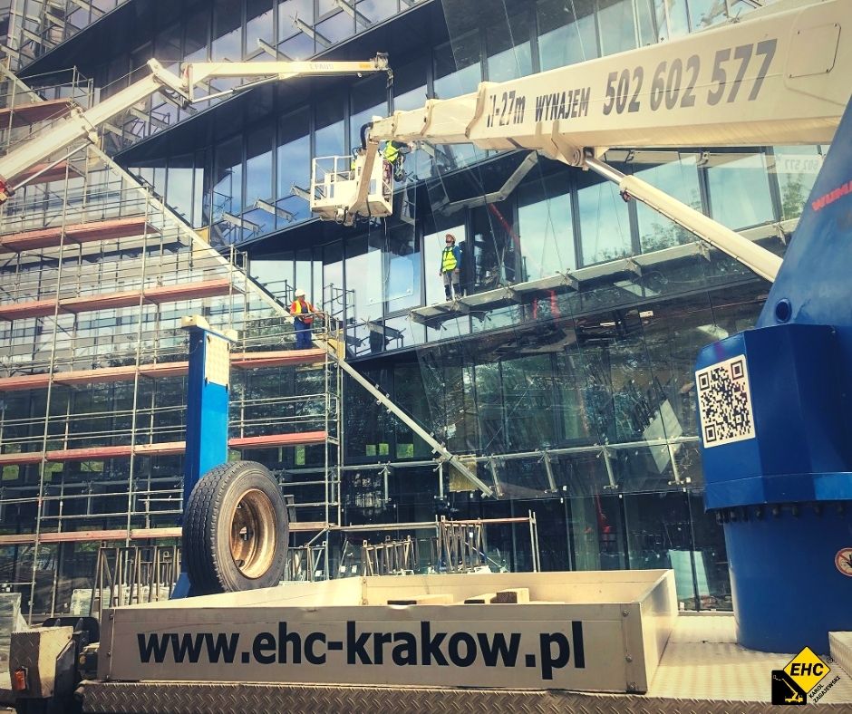 podnośnik koszowy i wiatr