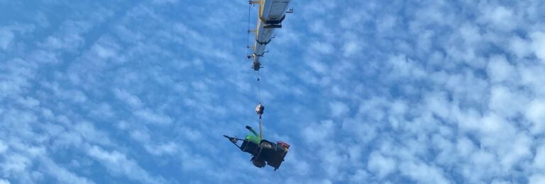 Relokacja maszyn żurawiem samojezdnym