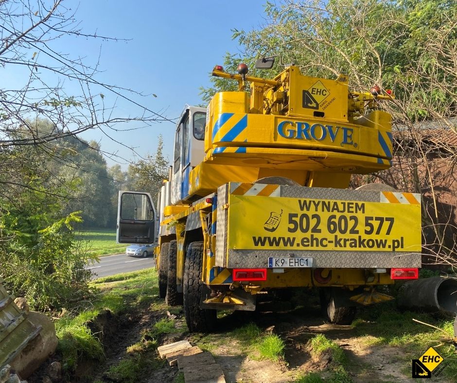 Relokacja maszyn żurawiem samojezdnym