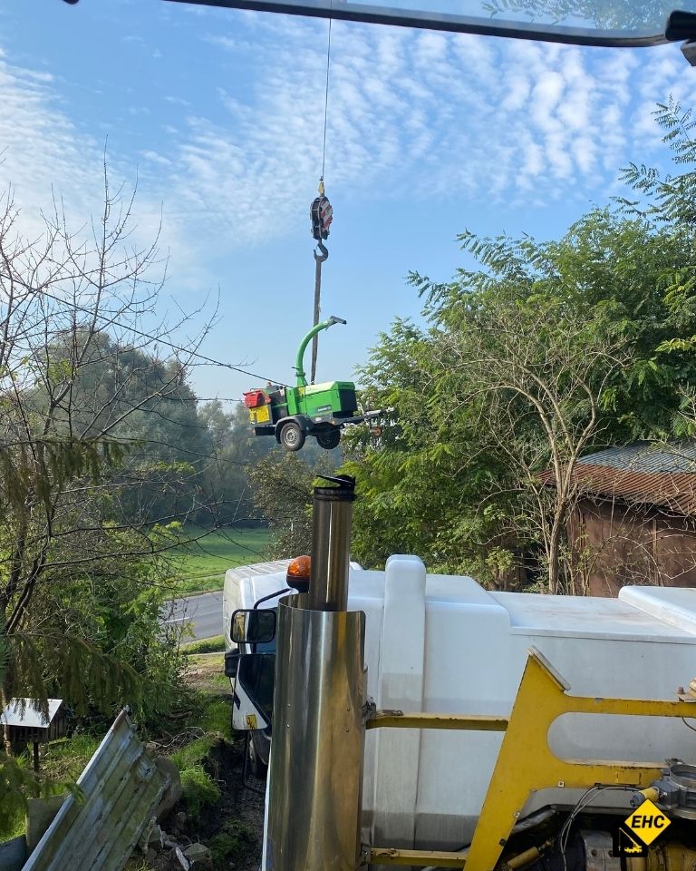 Relokacja maszyn żurawiem samojezdnym