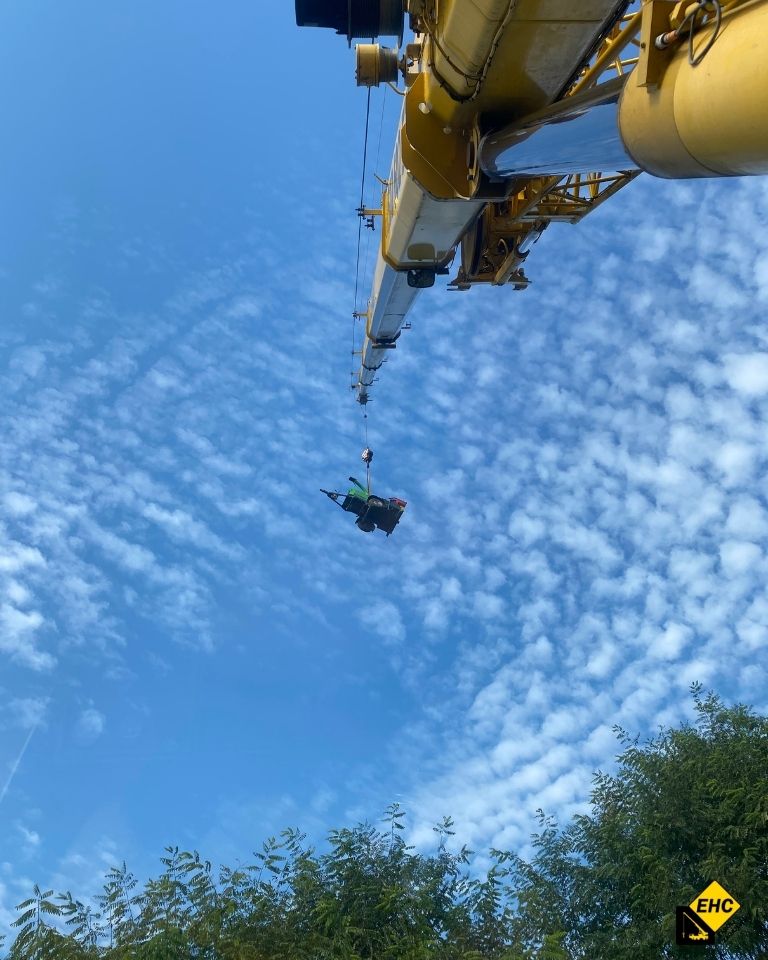 Relokacja maszyn żurawiem samojezdnym