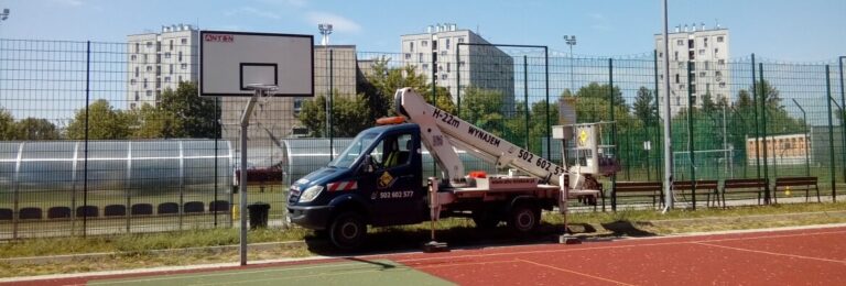 Podnośnik koszowy w Krakowie do serwisu lamp
