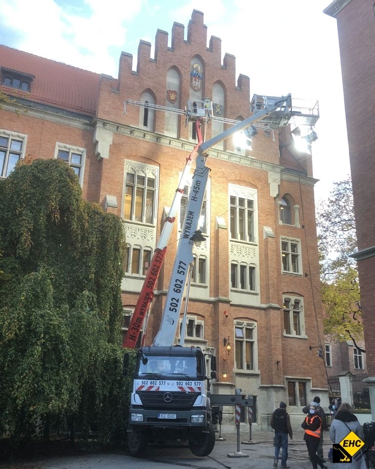 oświetlanie planu filmowego ze zwyżki