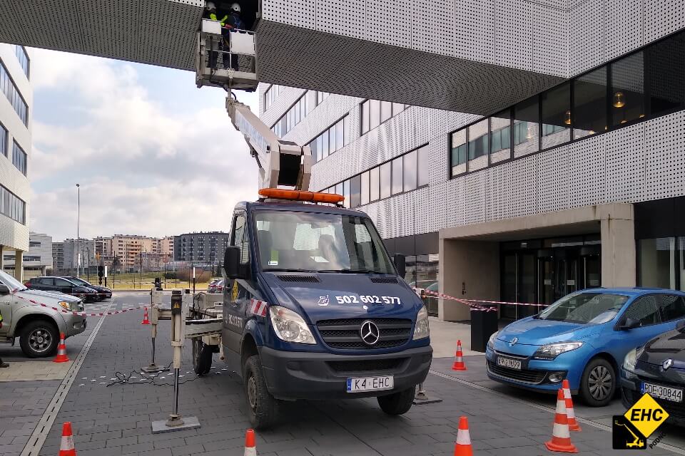 jak bezpiecznie pracować z podnośnikiem koszowym