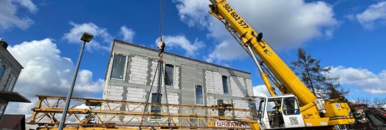 żuraw wieżowy a żuraw samojezdny
