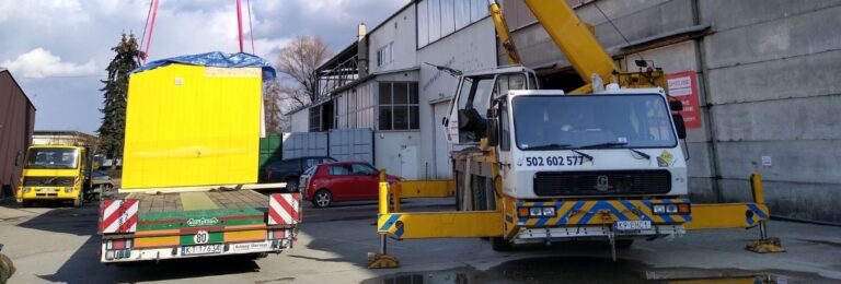 rozładunek domów modułowych żurawiem samojezdnym
