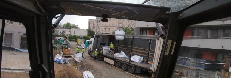 rozładunek materiałów żurawiem