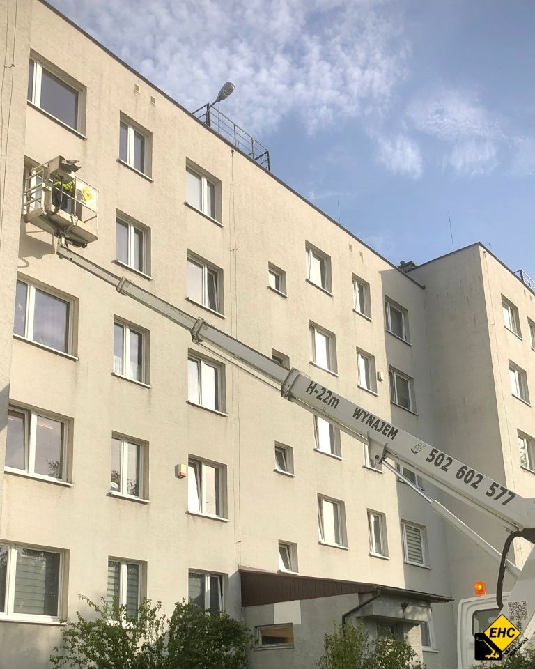 folia przeciwsłoneczna zewnętrzna montaż z podnośnika wypożyczalnia podnośników koszowych