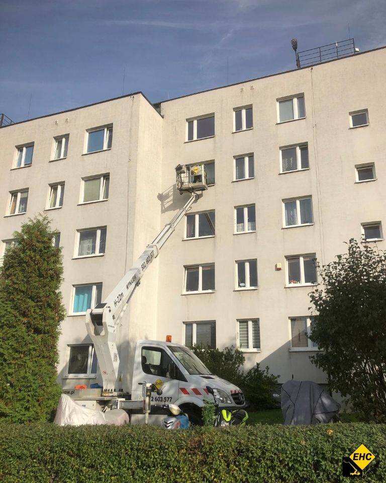 folia przeciwsłoneczna zewnętrzna montaż z podnośnika wypożyczalnia podnośników koszowych