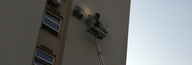 montaż klimatyzacji za pomocą zwyżki