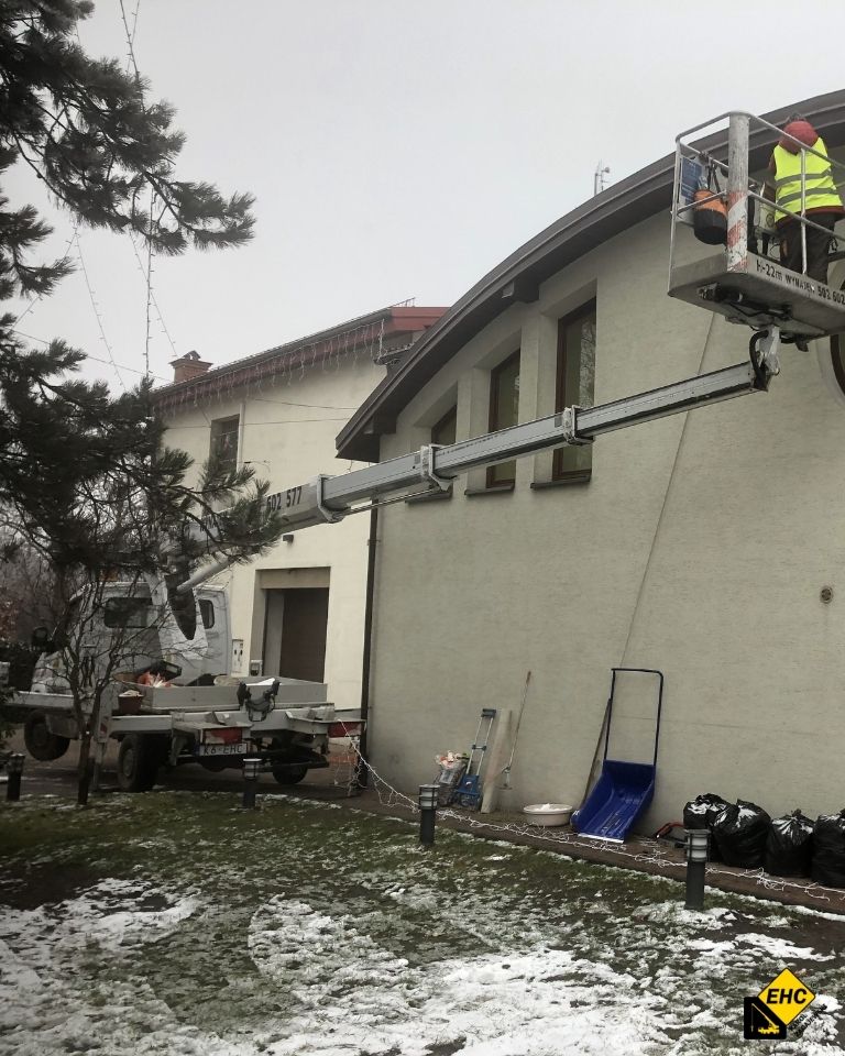 Jak przymocować lampki choinkowe do elewacji z podnośnika koszowego