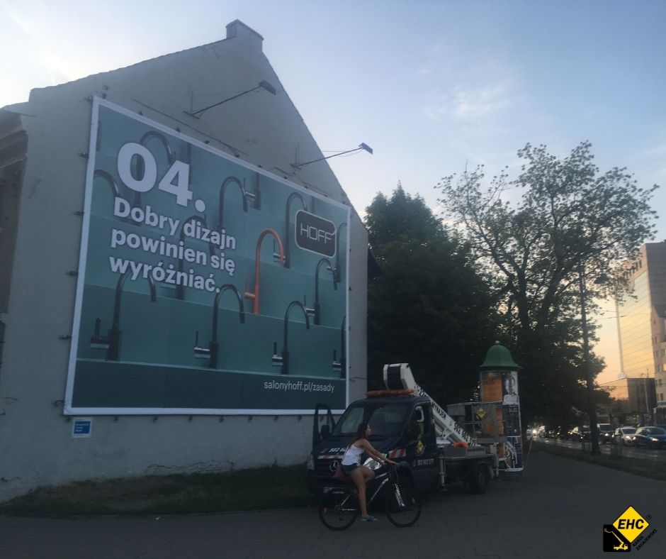 zwyżka koszowa do wieszania reklamy na balkonie