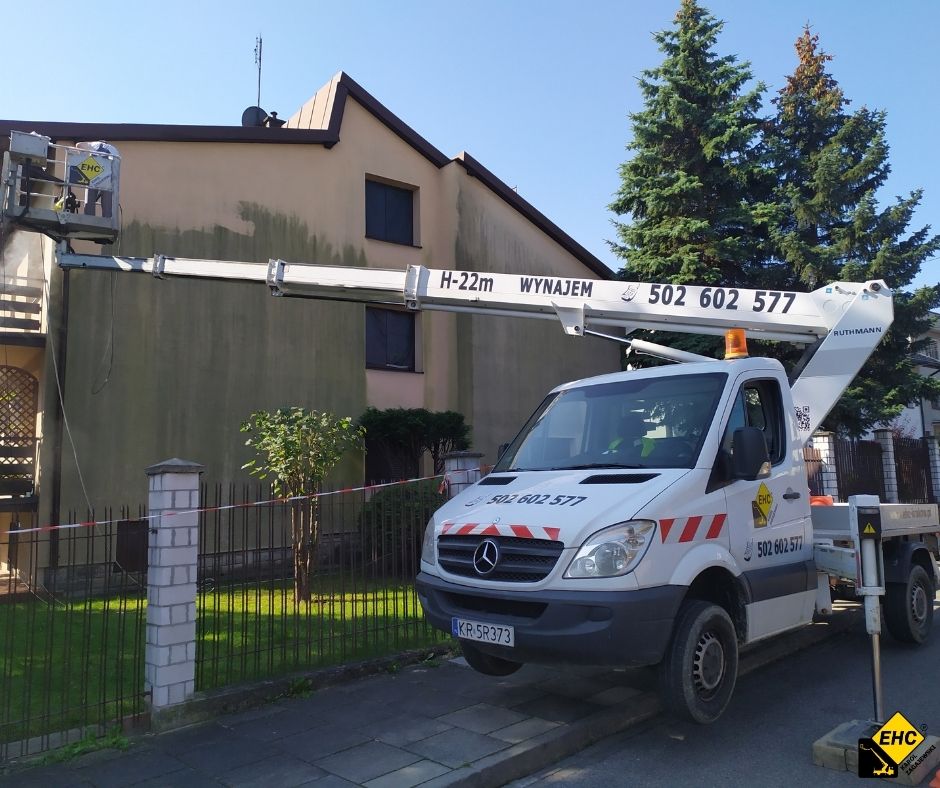 mycie elewacji z ponosnika koszowego