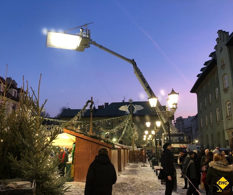 wysięgnik koszowy do oświetlenia planu filmowego