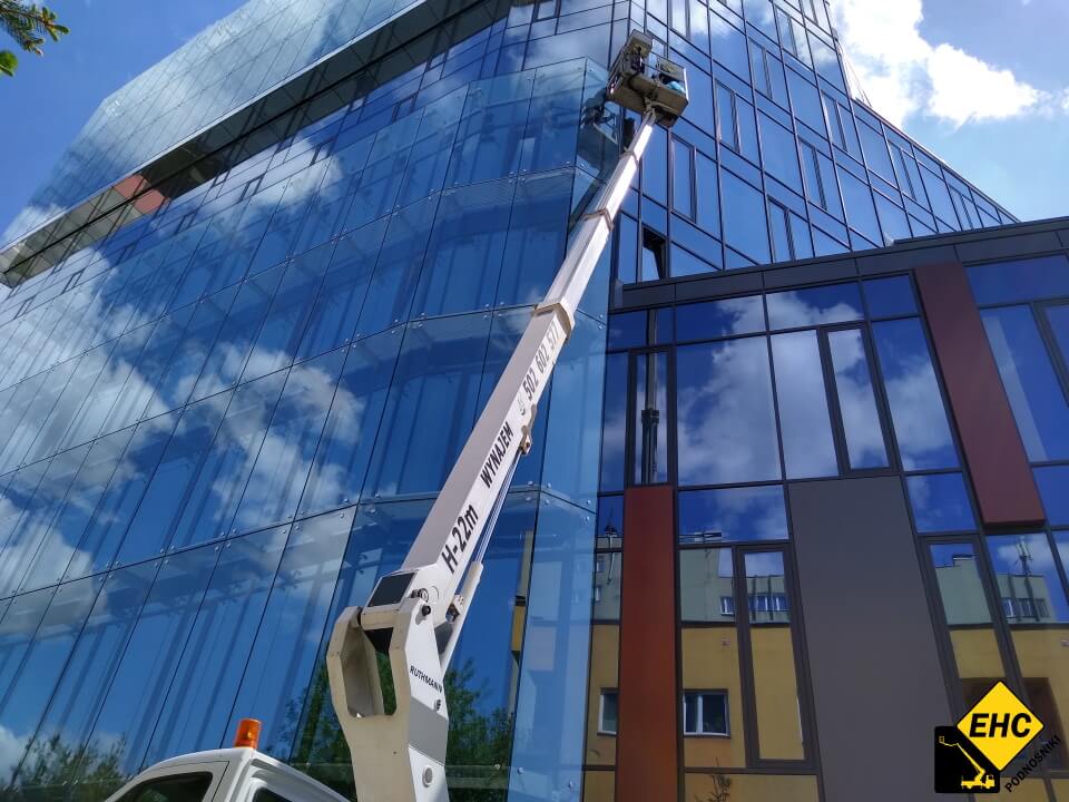 wysięgnik koszowy do mycia szyb na wysokości