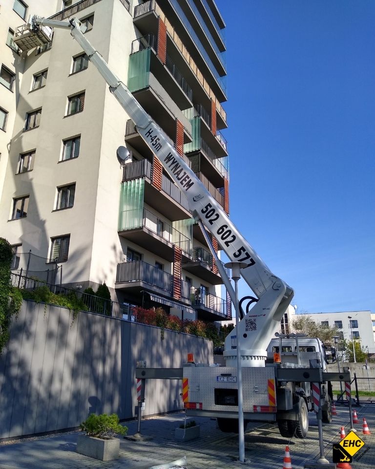 podnośnik koszowy a montaż klimatyzacji