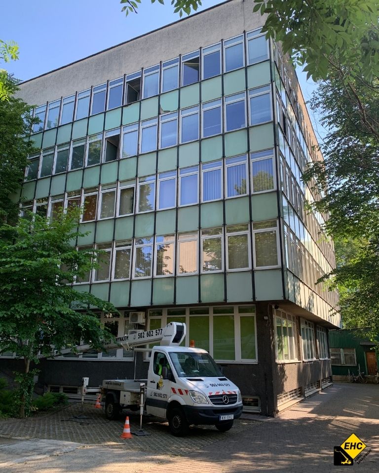 wynajem podnosnika koszowego do plyt elewacyjnych