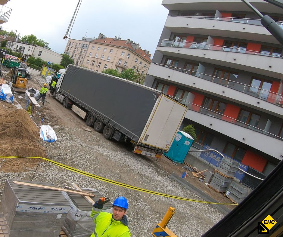 rozładunek materiałów żurawiem