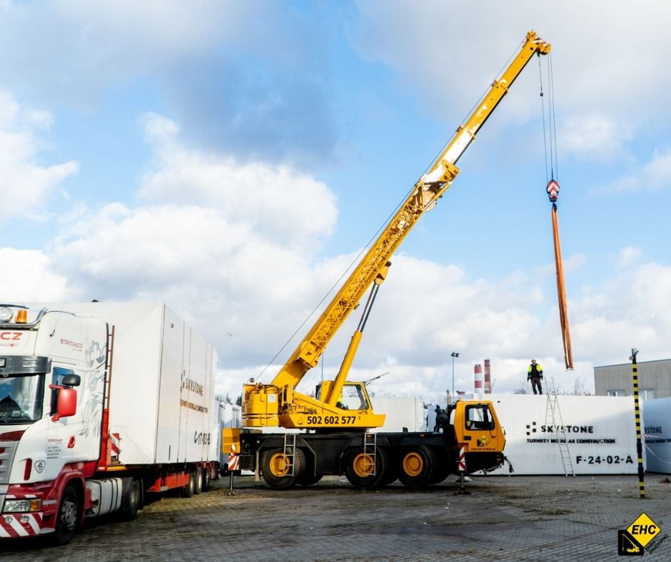 żuraw samojezdny do rozładunku tirów