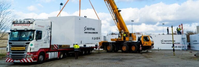 żuraw samojezdny do rozładunku tirów