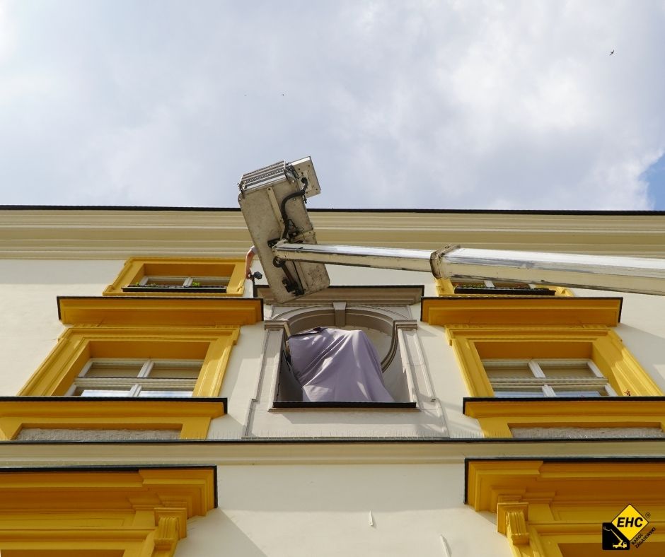 zuraw samojezdny rzezby i posagi