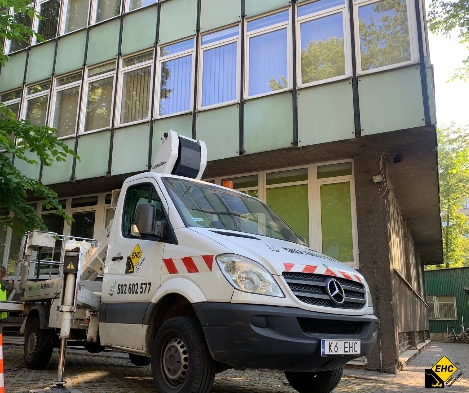 wynajem podnosnika koszowego do plyt elewacyjnych