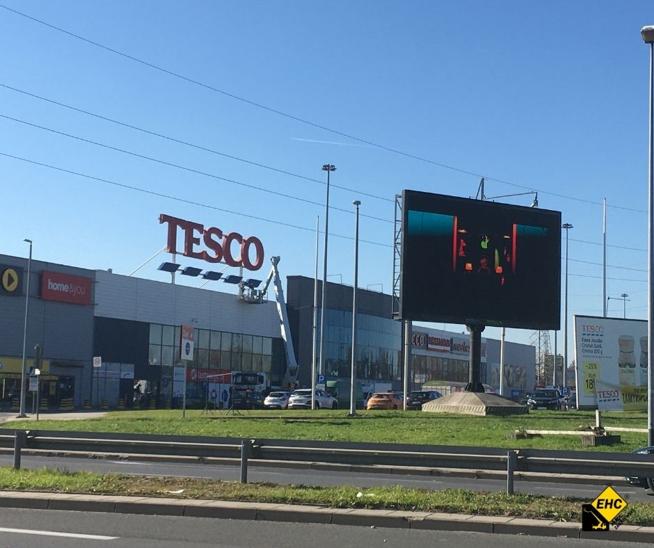 Demontaż logotypu za pomocą zwyżki i dźwigu