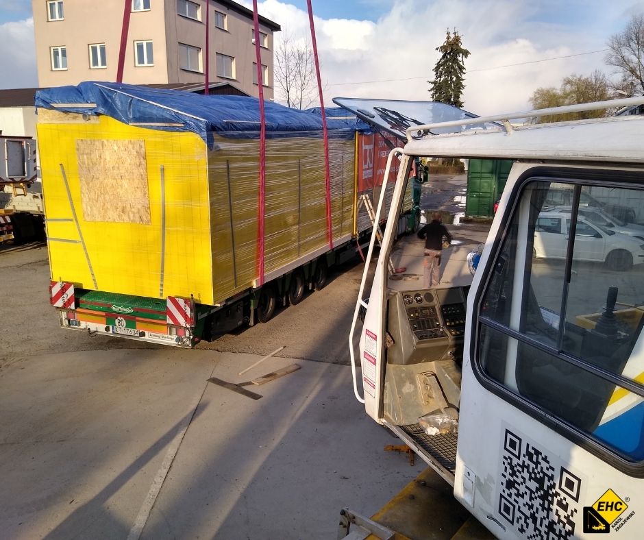 rozładunek domów modułowych żurawiem samojezdnym