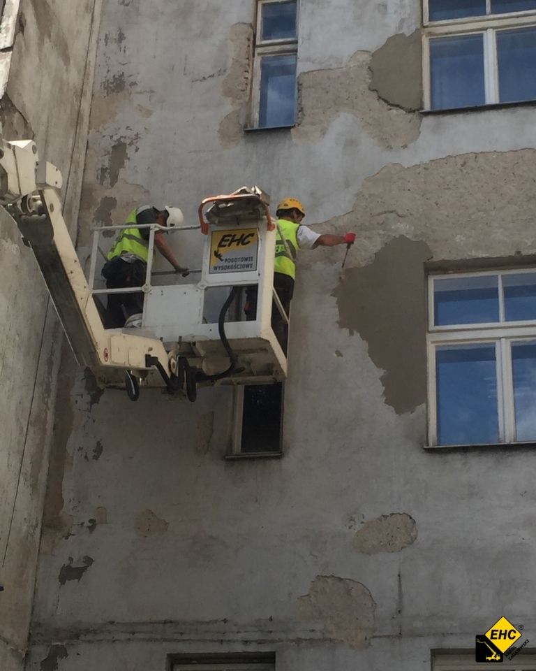 skuwanie tynku z podnośnika
