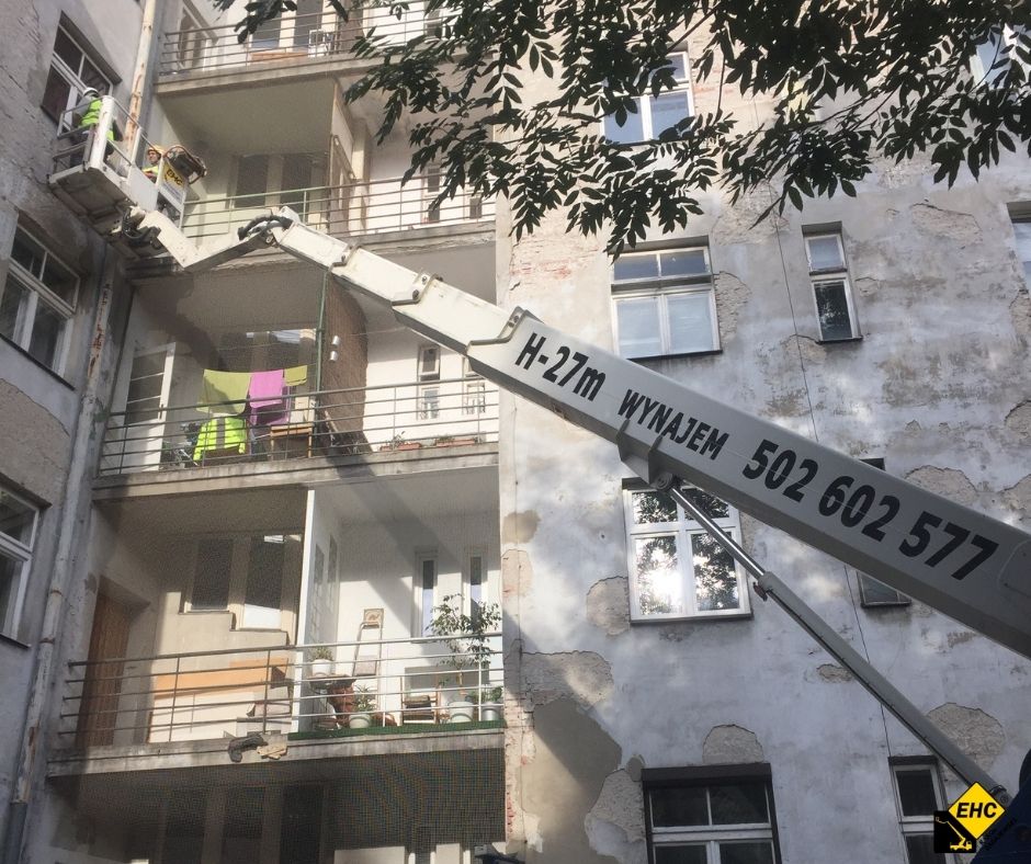 skuwanie tynku z podnośnika