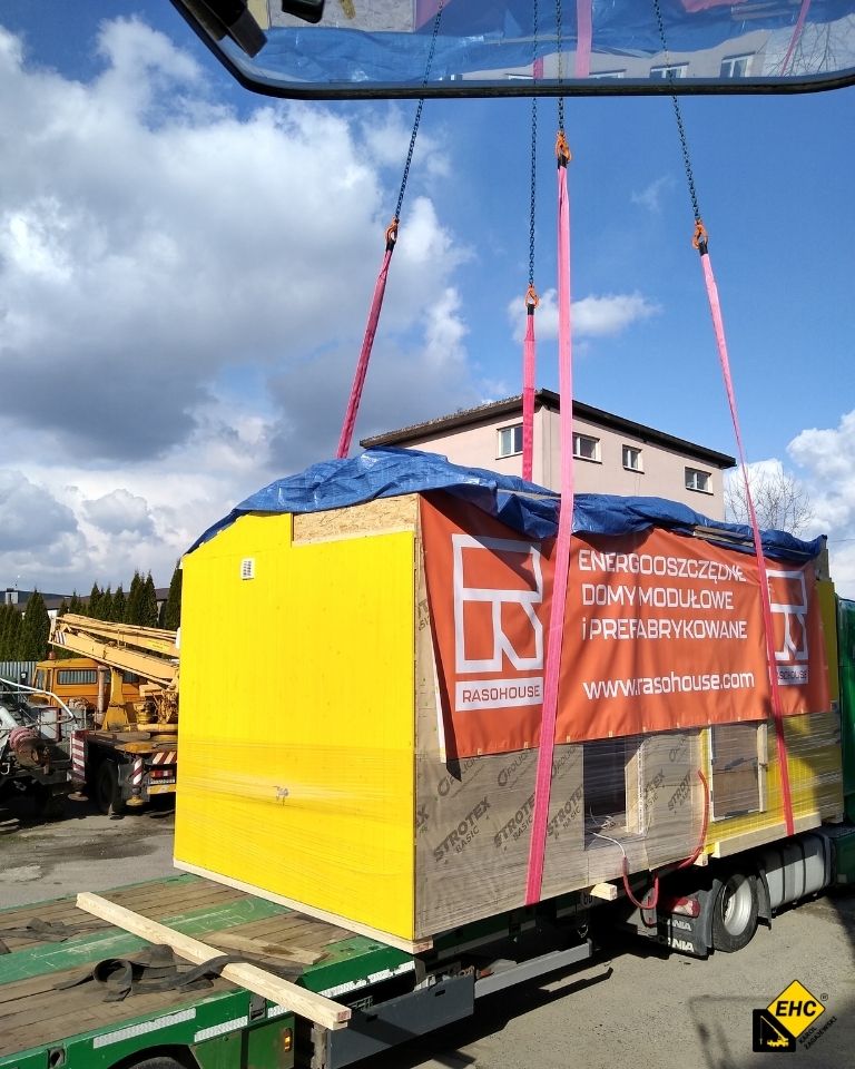 rozładunek domów modułowych żurawiem samojezdnym