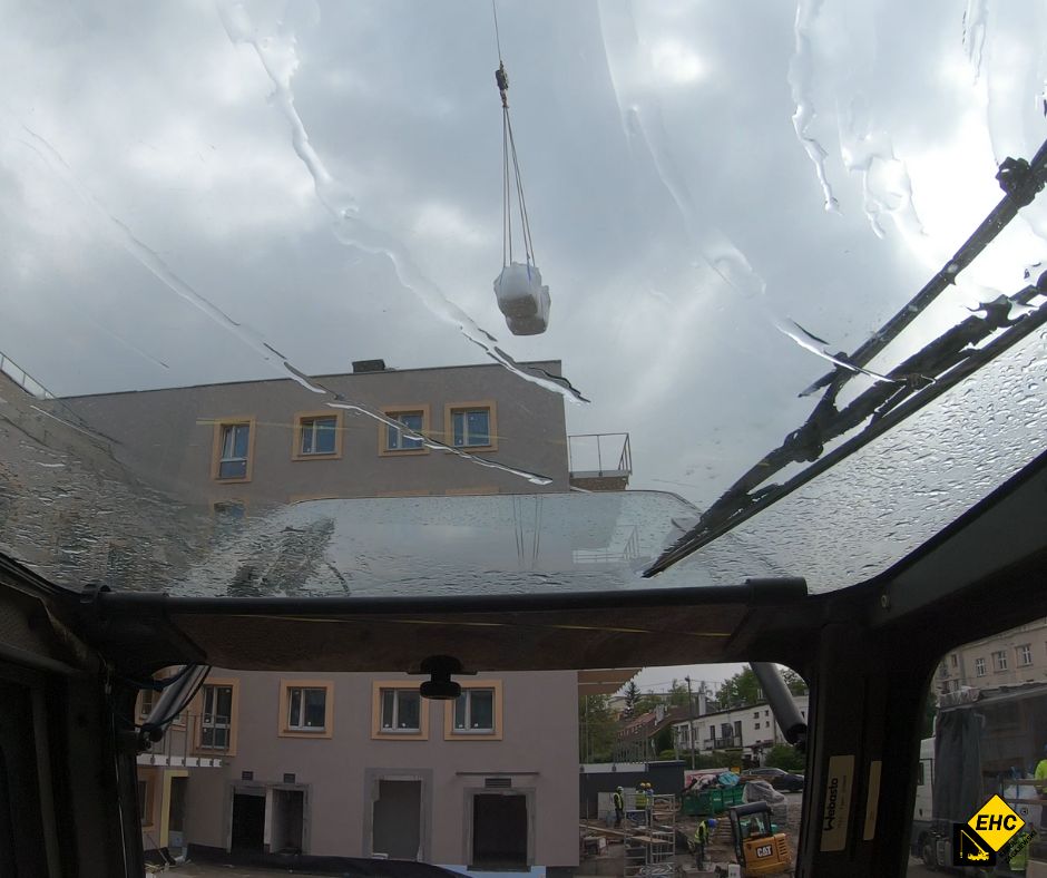 rozładunek materiałów żurawiem