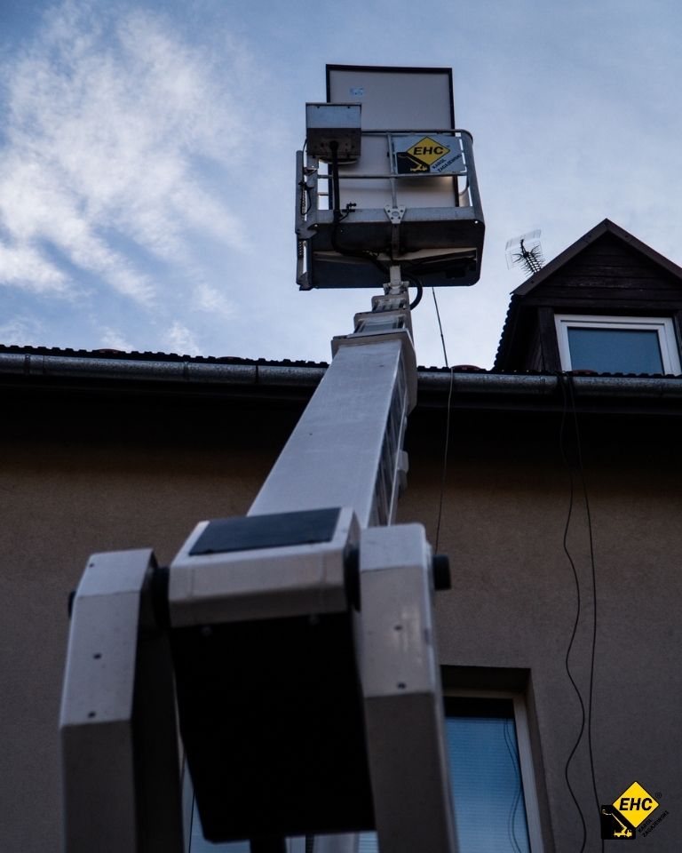 wysięgnik koszowy do montażu paneli fotowoltaicznych
