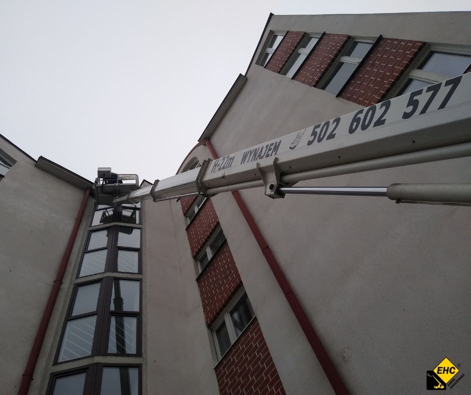 wynajem podnośnika koszowego do naprawy rynny