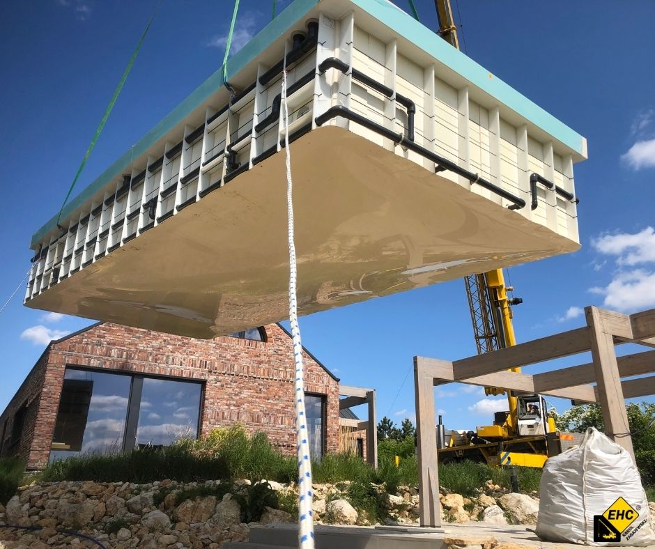 transport basenu do ogrodu za pomocą dźwigu