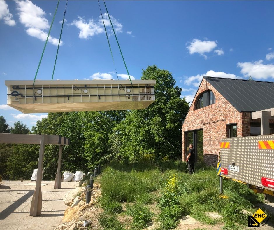 transport basenu do ogrodu za pomocą dźwigu