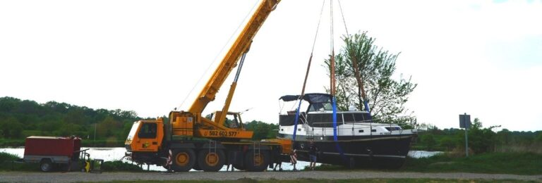 podnoszenie łodzi żurawiem