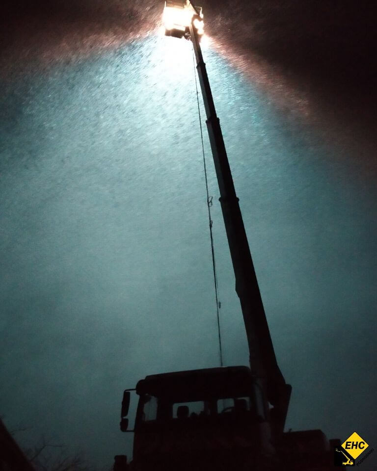 Oswietlenie z podnosnika na planie filnowym