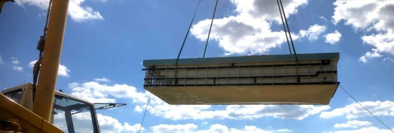 transport basenu do ogrodu za pomocą dźwigu