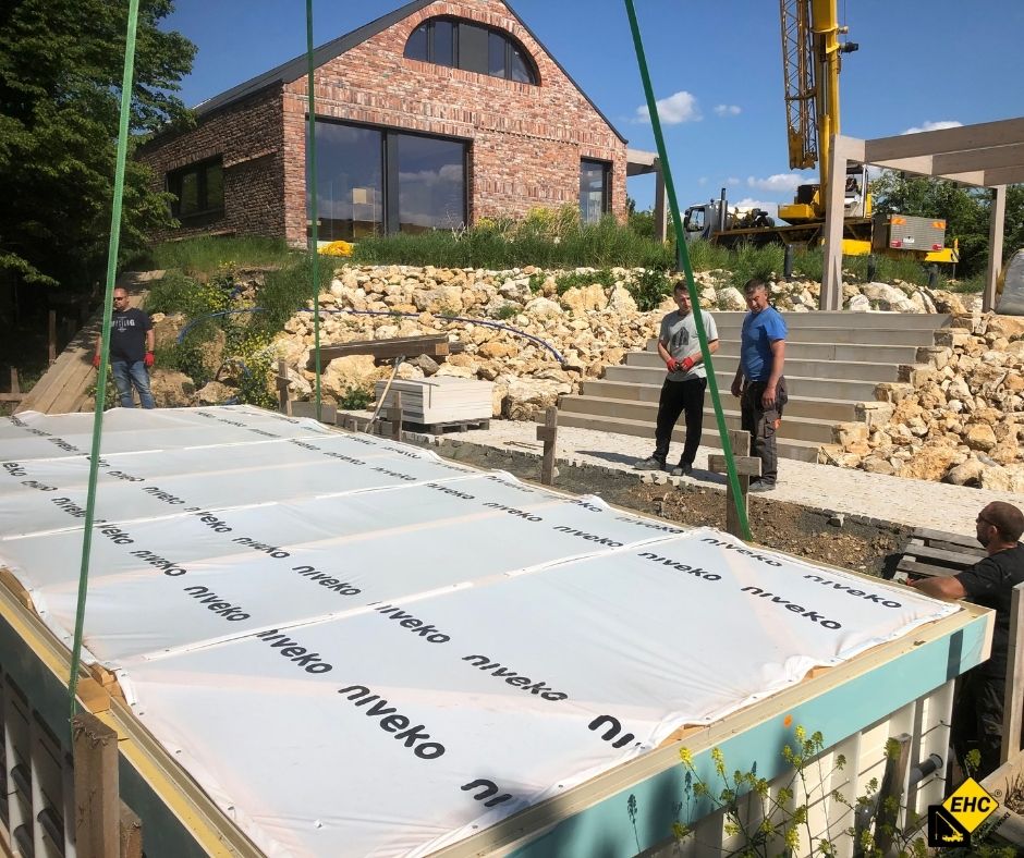 transport basenu do ogrodu za pomocą dźwigu